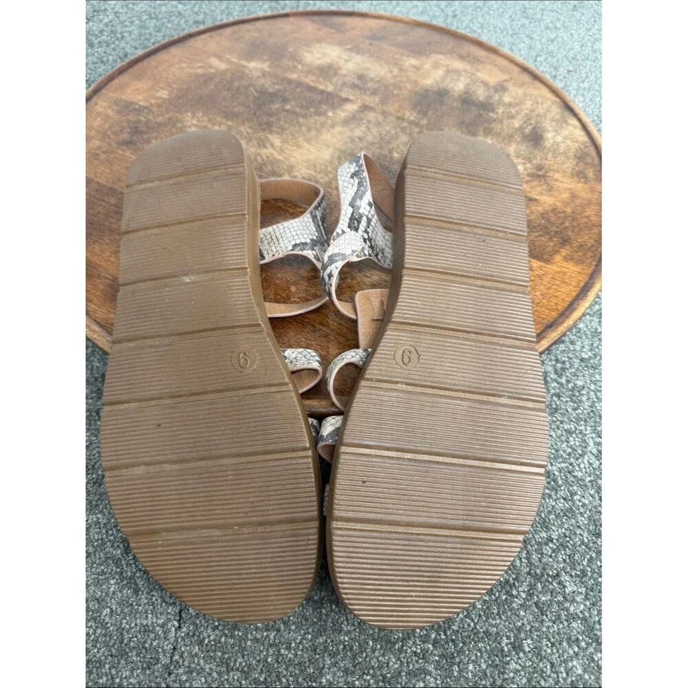 Corkys Sandals Wm 9 Oakdale Snakeskin Strappy Flat Faux Leather Fisherman